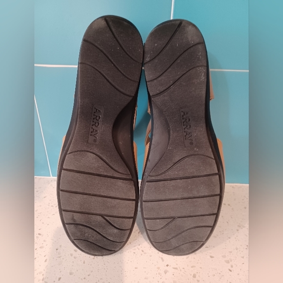 NWOT ARRAY TAN  GENUINE LEATHER ANKLE STRAP SHOES! - Picture 2 of 2